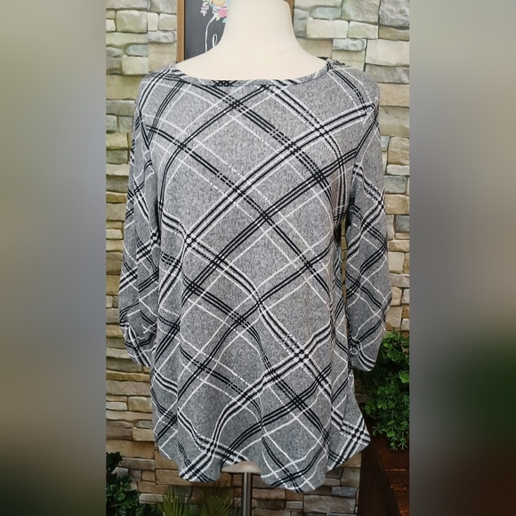 AGB Black and White Plaid Crew Neck Sweater - Picture 1 of 3